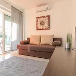 Awesome In With Kitchen بيت للعطل