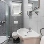 Awesome In With Kitchen بيت للعطل بيبينيا